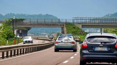 Deset evrov za vsak kilometer na uro previsoke hitrosti. O tem razmišljajo pri zahodnih sosedih