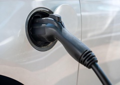 V Sloveniji zavladal kaos na trgu električnih vozil: kupci razjarjeni, država se brani, pozivi k ukrepanju vse glasnejši