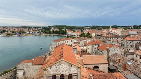 porec istra hrvaska morje parkirisce avto vrocina otrok trgovina policija gasilci resevalci