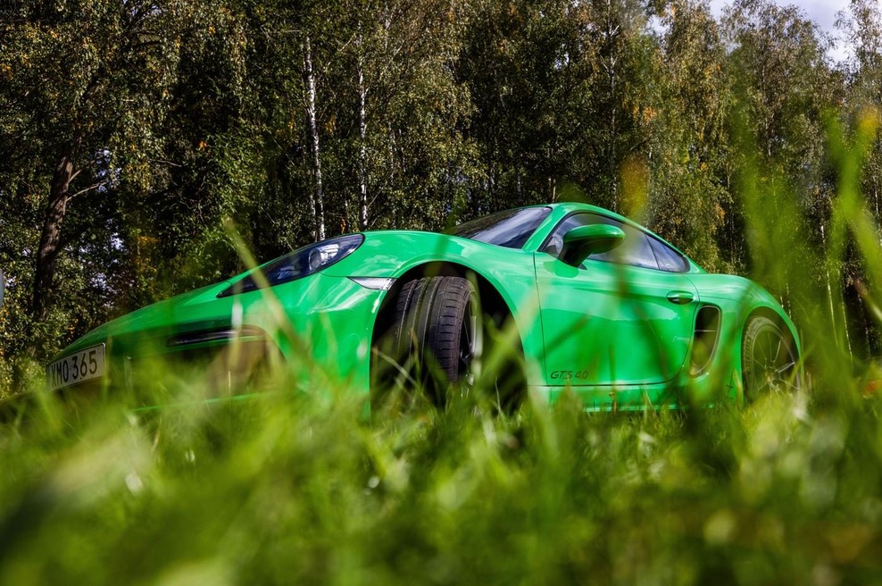 Direktor si je kupil Porscheja, ljudje pa so postali sumničavi: ko se je izvedelo, kako ga je financiral, so ga želeli linčati (foto: Profimedia)