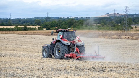 traktor 60 let kmet skoda cesta asfalt policija unicenje zapor aretacija
