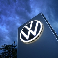 Volkswagen delavcem grozi z odpuščanjem, medtem pa je 'zaposlil' ... 100 ovac! Plačevali jih ne bodo, njihova naloga pa je zelo pomembna