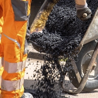 Osuplim delavcem pojasnili, iz česa bodo po novem gradili ceste: nihče ni mogel verjeti, da je vse to res, a gre za genialno idejo