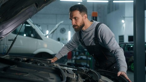 elektricni avtomobili umetna inteligenca servis neumnost norost smrt zivljenje zdravje nevarnost opozorilo