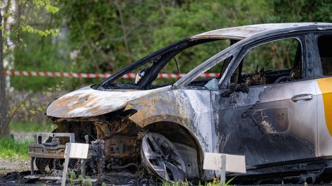 elektricni avto pozar baterija ogenj nasvet gasilci voda tezave nevarnost bencin avtomobil