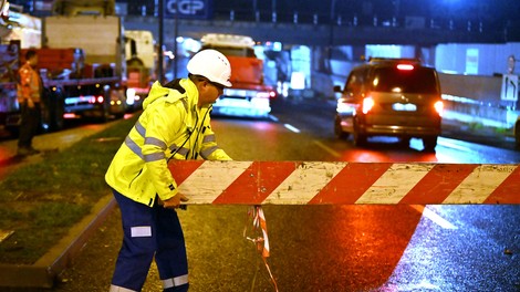 zapora ceste slovenija delo na cesti vrsic promet ureditev asfalt