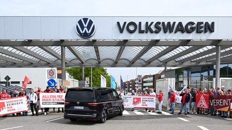 Volkswagen pripravlja velike reze: četrtina vodstvenih mest bo izginila, pod vprašajem tudi štiri tovarne