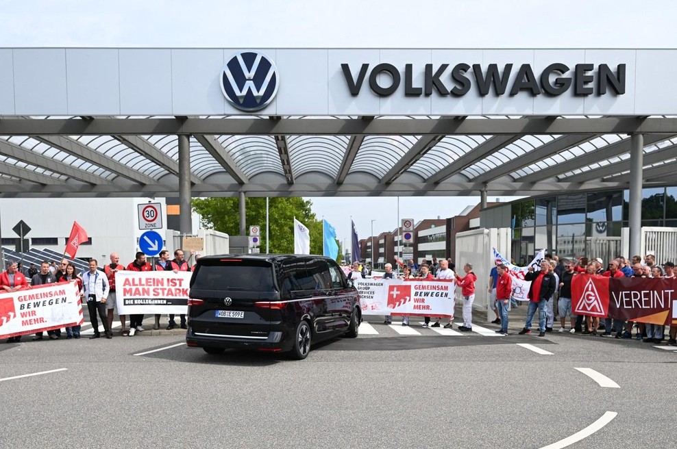Volkswagen pripravlja velike reze: četrtina vodstvenih mest bo izginila, pod vprašajem tudi štiri tovarne (foto: Profimedia)