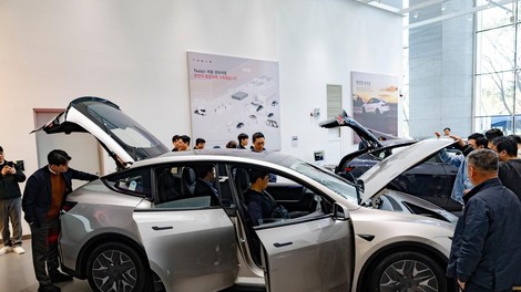 Tesla ima nov glavobol: fotografije posedlih avtomobilov preplavile družbena omrežja