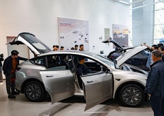 Tesla ima nov glavobol: fotografije posedlih avtomobilov preplavile družbena omrežja
