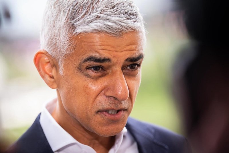 Bizaren zaplet v Londonu: župana kaznovali zaradi 24 let stare Micre, ki ni njegova, opozorila pa pošiljali Gordonu Ramsayju