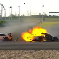 Ferrari je gorel, pomoči še ni bilo: dirkač ustavil sredi dirke in tekmecu rešil življenje (VIDEO)