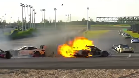 Ferrari je gorel, pomoči še ni bilo: dirkač ustavil sredi dirke in tekmecu rešil življenje (VIDEO)