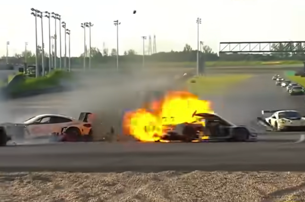Ferrari je gorel, pomoči še ni bilo: dirkač ustavil sredi dirke in tekmecu rešil življenje (VIDEO) (foto: Youtube/Zajem zaslona)