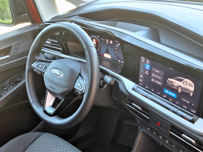 Test: Ford Transit Connect L2 2.0 EcoBlue Limited – Preseganje razrednih meja