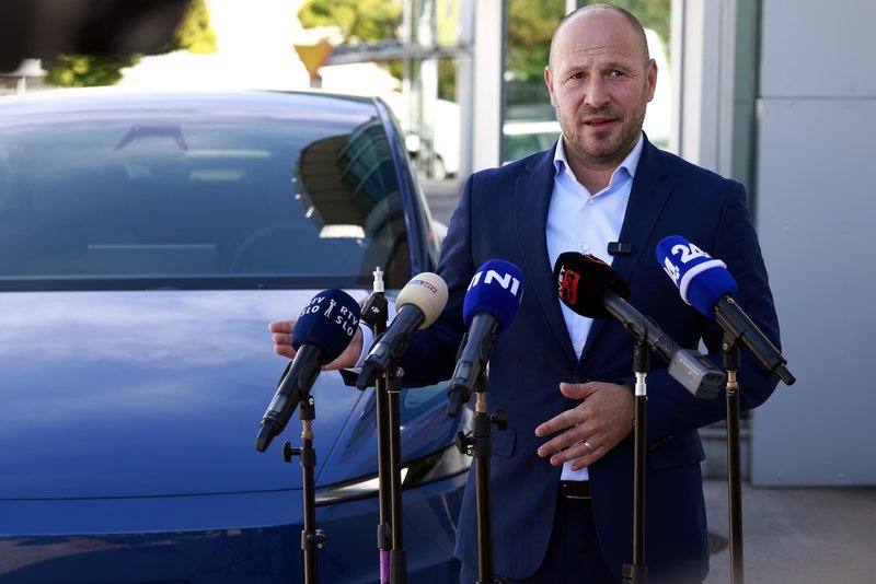 Minister Jernej Vrtovec - Tesla