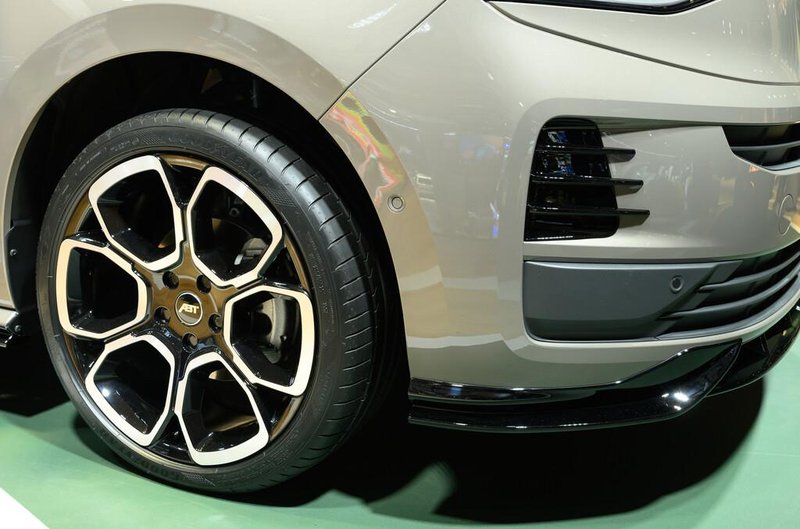 Volkswagnova Multivan in California na obisku pri športnih kirurgih