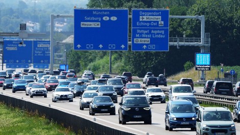 Število zastojev na nemških avtocestah med počitnicami iz leta v leto večje
