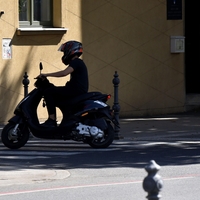 Moped skoraj štirikrat hitrejši od dovoljene meje: vozil ga je mladoletnik, ki je naprej moral ... peš