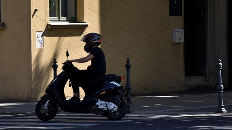 Moped skoraj štirikrat hitrejši od dovoljene meje: vozil ga je mladoletnik, ki je naprej moral ... peš