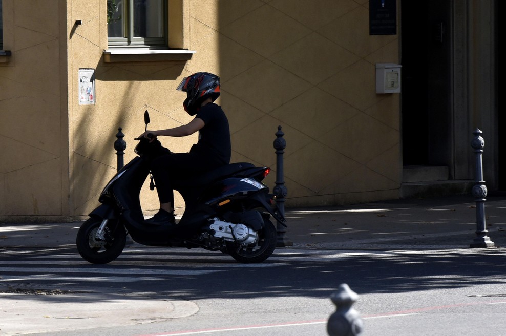 Moped skoraj štirikrat hitrejši od dovoljene meje: vozil ga je mladoletnik, ki je naprej moral ... peš (foto: Žiga Živulović jr./BoBo)