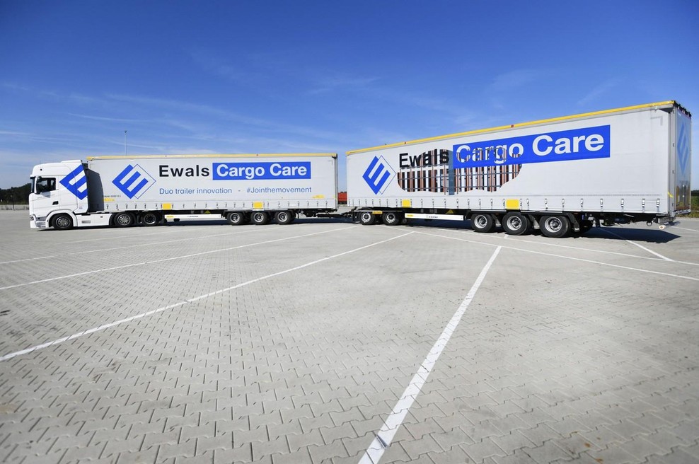 32 metrov in 64 ton: takšen cestni velikan bo kmalu zapeljal med običajne voznike (foto: Profimedia)