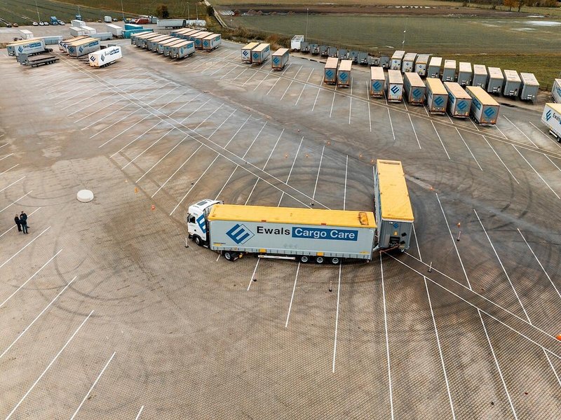 32 metrov in 64 ton: takšen cestni velikan bo kmalu zapeljal med običajne voznike