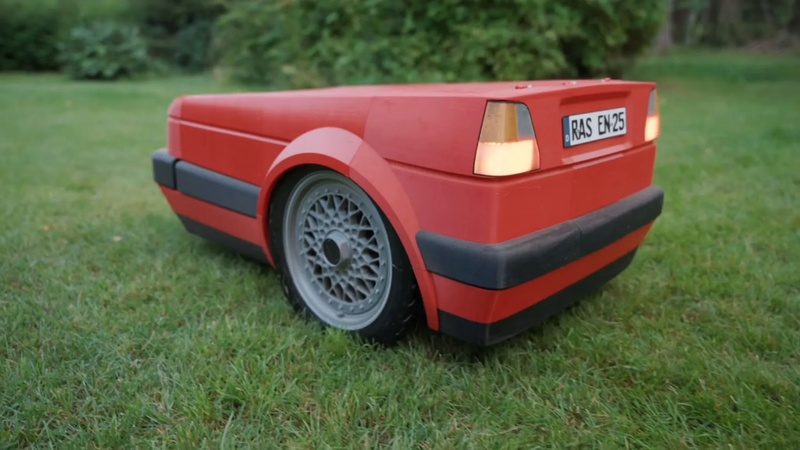 Volkswagen Golf GTI je dober tudi za košnjo trave
