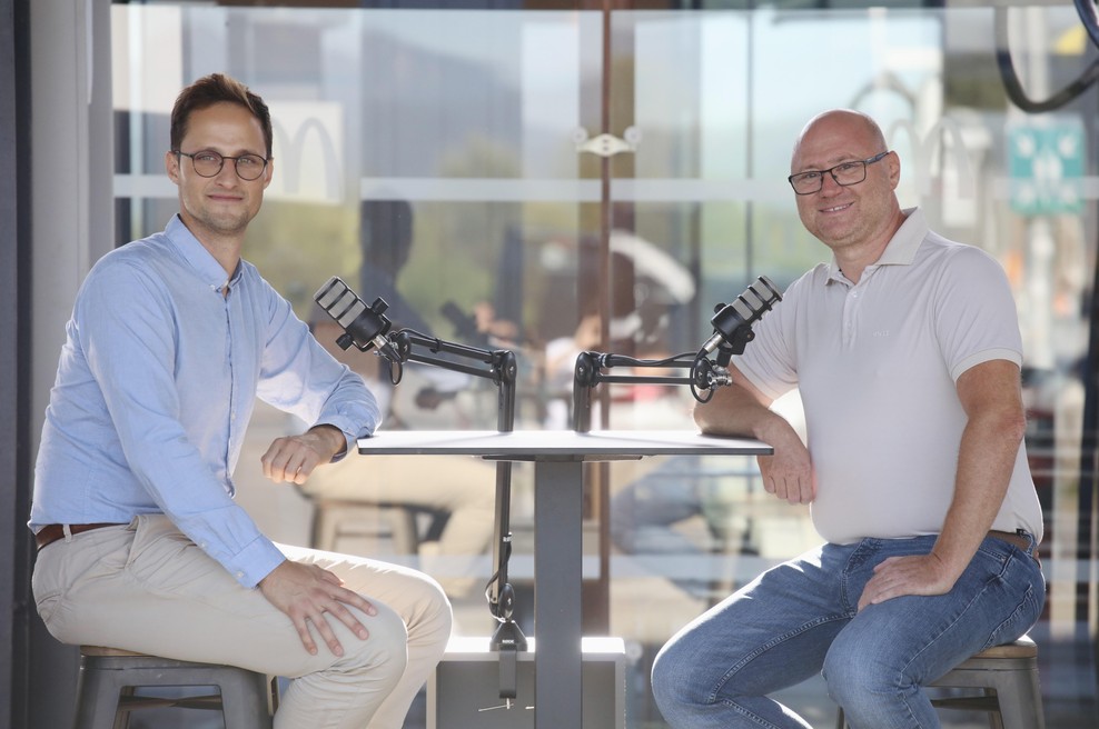 Podkast Avto magazin X Petrol: Mite o elektromobilnost tokrat razbijamo z vodjo storitev polnjenja pri Petrolu, Maticem Markovičem