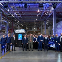 BMW je za tovarno odštel milijardo evrov: prve baterije že vgrajujejo v novi i3