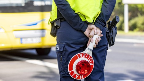Na poti s Portugalske na Dansko ga je ustavila policija. Pod lepilnim trakom so našli ključni dokaz