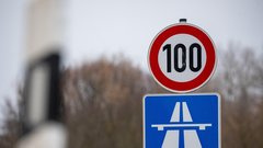 Kaj hočejo severni sosedje z omejitvijo hitrosti na 100 kilometrov?