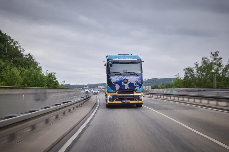 Z električnim tovornjakom okoli sveta