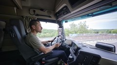 
                                                         Z električnim tovornjakom okoli sveta