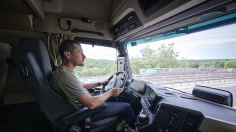 Z električnim tovornjakom okoli sveta