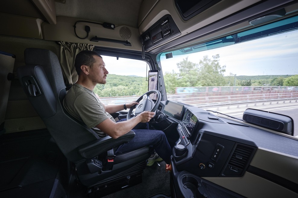 Pogledal je na zaslon, tovornjak pa je medtem prevozil 50 metrov (foto: Daimler Truck)