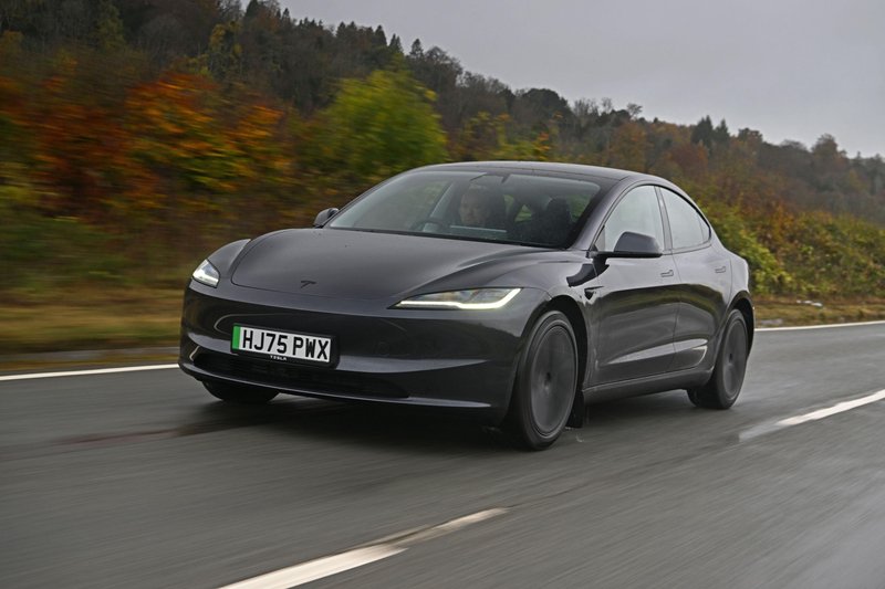 Slovenski avtomobilski trg: prikčakovan septembrski zdrs pri električnih avtomobilih