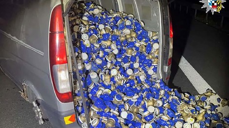 Nemški policisti česa takega niso pričakovali: kombi je bil tako težak, da ga ni mogla dvigniti niti vlečna služba, njegova vsebina pa je presenetila tudi policiste