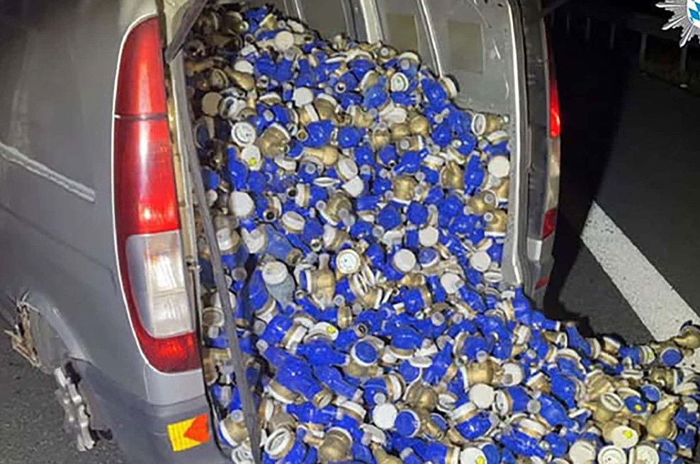 Nemški policisti česa takega niso pričakovali: kombi je bil tako težak, da ga ni mogla dvigniti niti vlečna služba, njegova vsebina pa je presenetila tudi policiste (foto: Policija Mittelfranken)