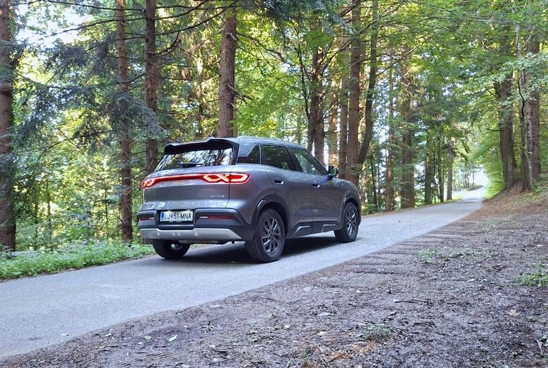 Test: BYD Atto 2 DM-i - Posebnež med mestnimi kompaktneži