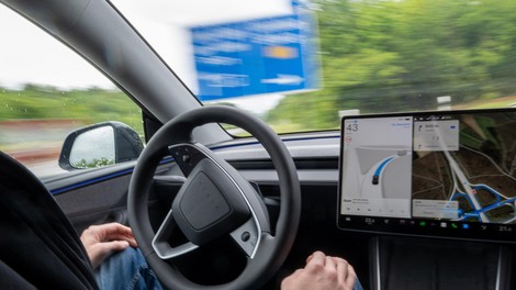 Elon Musk je moral popustiti: Tesla v Evropi spreminja ime svoje ključne tehnologije