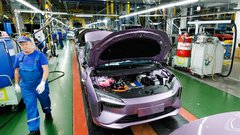 Ruskemu Amberautu za električno limuzino A5 zmanjkuje energije – in kupcev