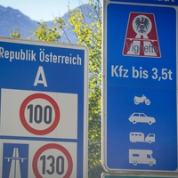 Se vozite po avstrijskih avtocestah? Prihaja nova cena vinjete, a obstaja način za prihranek