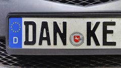 
                                                         Registrske tablice po želji so pri vzhodnih sosedih drag špas, najcenejše so v Nemčiji