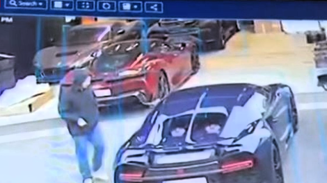 Mateju Rimcu sredi belega dne izginil Bugatti Chiron, ključ je bil v avtomobilu