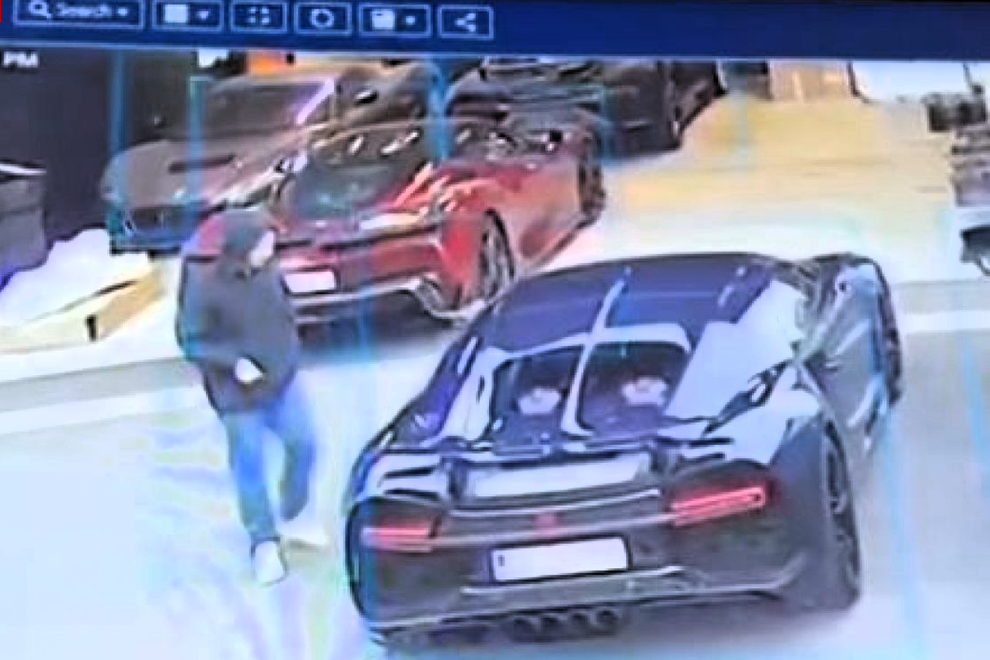 Mateju Rimcu sredi belega dne izginil Bugatti Chiron, ključ je bil v avtomobilu